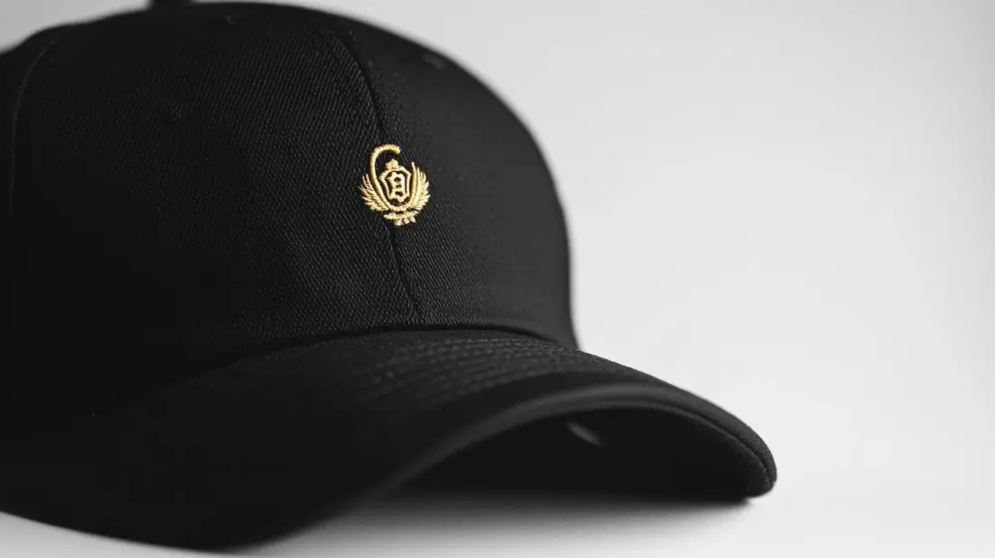 flex-cap-schwarz-gepraegtes-logo